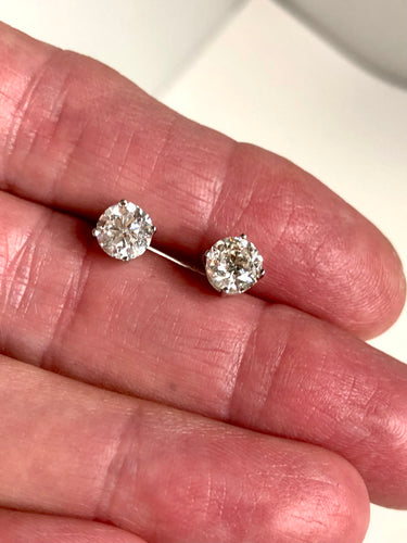 Sparkling Natural Diamond Stud Earrings